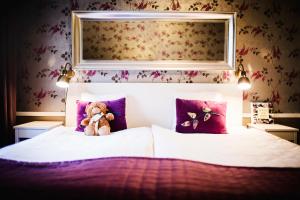 斯德哥尔摩丽拉拉德曼尼的一间卧室,床上有泰迪熊