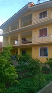 迪夫亚卡Guesthouse Fatos Biti的公寓大楼设有阳台和树木