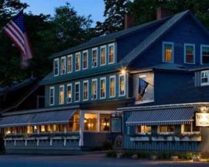 杰克逊野猫酒店及小酒馆的前面有美国国旗的大蓝色房子