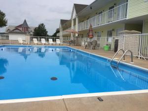 布兰森纺车旅馆的酒店前方的大型蓝色游泳池