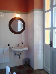 佩拉塞卡安蒂科阿尔泽斯旅馆的一间带水槽和镜子的浴室