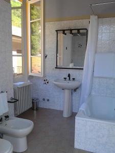 佩拉塞卡安蒂科阿尔泽斯旅馆的一间带水槽、浴缸和卫生间的浴室