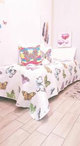 Millesimo瑞莱斯黑马酒店的一间卧室配有一张蝴蝶床