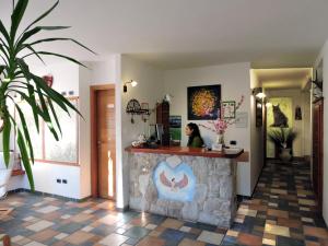 奇维泰拉阿尔费德纳Casa Hotel Civitella的一间位于房间内的带石台的餐厅