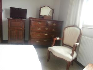 瓦伊河畔海伊Highfield的一间卧室配有梳妆台、椅子和镜子
