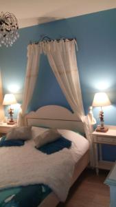 布莱乐斯卡拉别墅的一间卧室配有一张带窗帘的床和两盏灯。