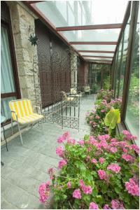 Olave伊巴奥多酒店的庭院配有桌椅和粉红色的鲜花