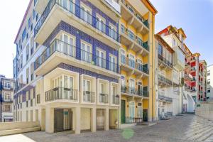 波尔图Cardosas Story Apartments by Porto City Hosts的公寓大楼拥有黄色和蓝色的油漆