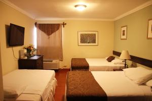 埃斯特利Hotel Los Altos Esteli的酒店客房设有两张床和电视。
