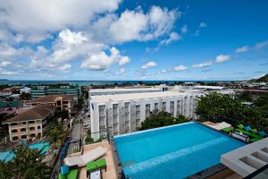 长滩岛长滩岛青柠酒店的享有酒店上方的游泳池景致
