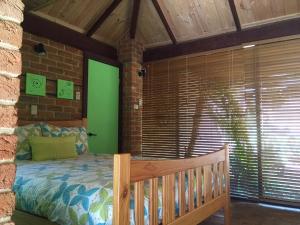 邓斯伯勒顿斯布鲁里奇度假屋的一间卧室设有一张床和砖墙