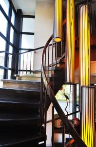 台北北投春天酒店的建筑中带有黄色和黑色栏杆的楼梯