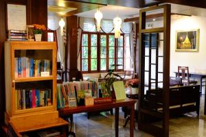 清迈Rainforest ChiangMai Hotel的书架上书架的房间