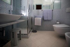 卡莫利La Casa di Alessia的一间带水槽和卫生间的浴室