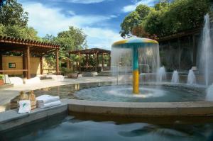 台北北投春天酒店的游泳池中央的喷泉