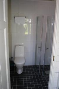 瑙沃Köpmans的浴室配有白色卫生间和淋浴。