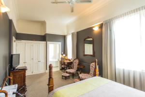 旺格努伊拉特兰阿尔姆旅馆的卧室配有一张床和一张桌子及椅子