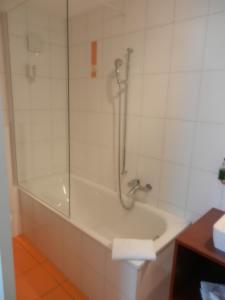 波朗特吕总站酒店的带淋浴和浴缸的浴室