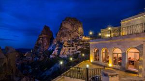 乌奇希萨尔Caldera Cave Hotel & Restaurant的享有山景。