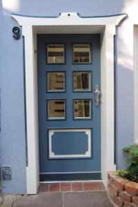 不莱梅Schmuckstück的房子上带窗户的蓝色门