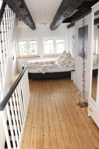 不莱梅Schmuckstück的一间卧室设有双层床和楼梯。