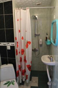 哈普萨卢瑷卡拉立之家民宿的浴室设有淋浴帘、卫生间和水槽