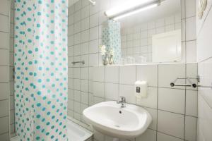布达佩斯MP Hostel Budapest的一间带水槽、卫生间和淋浴的浴室