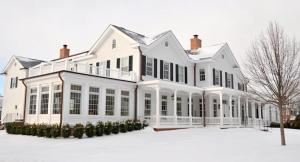 Quogue夸格俱乐部酒店的一座大白房子,地面上积雪
