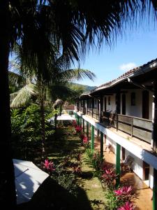 帕拉蒂Pousada do Tesouro的棕榈树和建筑的度假村