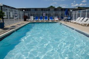 大洋城SeaLoft Oceanfront Hotel的一个带椅子的游泳池