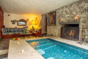 Amacuzac帕尔马斯圣加百列庄园酒店的客厅设有游泳池和壁炉