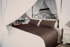 热那亚本迪内利-萨乌利公寓的一间卧室配有一张带天蓬的大床