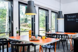 万塔万塔阿维亚珀莉丝弗里农旅舍的餐厅设有桌椅和窗户。