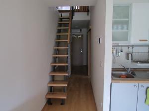 博希尼Apartment Iris的一个小房间,设有厨房,楼梯