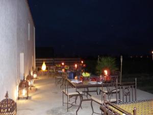 代尔特布雷玛西亚提奈特酒店的晚上在庭院里摆放着桌椅