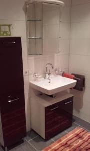 瑙德斯Haus Sagl的浴室设有白色水槽和镜子