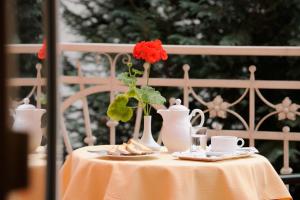 萨尔茨堡舍雷尔酒店的一张桌子,上面有红花花