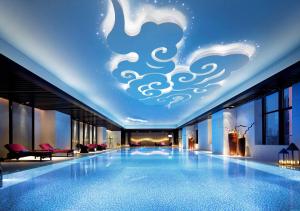 呼和浩特呼和浩特富力万达文华酒店的一座带天花板的大型游泳池