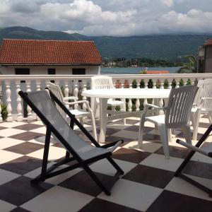 蒂瓦特Guest House "Paradise"的阳台上配有白色的桌椅