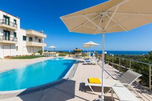 阿德里安诺斯坎波斯Diamantis Villa, a SeaView Retreat, By ThinkVilla的一座带游泳池和遮阳伞的别墅