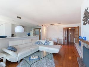 莱斯卡拉Belvilla by OYO Albatros 6的客厅配有白色的沙发和桌子
