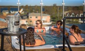 胡尔茨弗雷德湖灵格酒店的一群妇女在热水浴缸中喝了一瓶葡萄酒