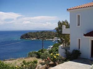 Agía ParaskevíBeautiful Villa in Agia Paraskevi Samos的享有海景。