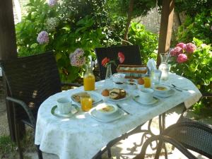 NeochoriArhontiko Prepala的一张桌子,上面有早餐食品和橙汁