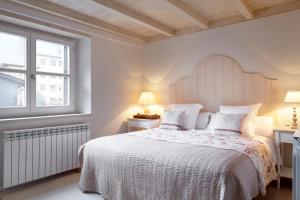 巴奎伊拉-贝莱特Val de Ruda Luxe 39 by FeelFree Rentals的白色的卧室设有一张大床和一个窗户