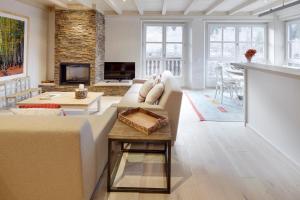 巴奎伊拉-贝莱特Val de Ruda Luxe 39 by FeelFree Rentals的客厅配有沙发和桌子