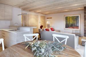 巴奎伊拉-贝莱特Val de Ruda Luxe 39 by FeelFree Rentals的厨房、带桌子的客厅和厨房
