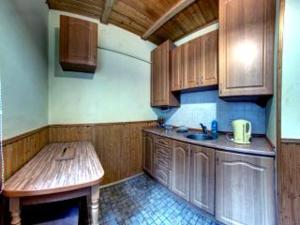 亚列姆切Sofia Forest Club的厨房配有木制橱柜和木桌。