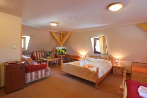 博兹达尔绿屋酒店的一间卧室设有一张床和一间客厅。