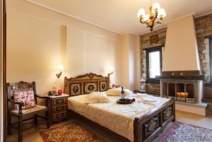 科罗皮葛莱科酒店的一间卧室配有一张床和一个壁炉